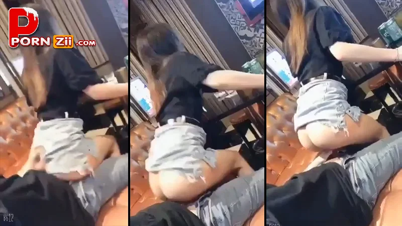 คลิปหลุดกลุ่มลับ เย็ดสาว คาราโอเกะ เจอเสี่ยกระเป๋าหนัก พาเข้าห้องVip เปิดกางเกงให้ขย่มควย ดูท่าน้องก็คงเสียวหีแหละ โยกควยไม่พักเลย