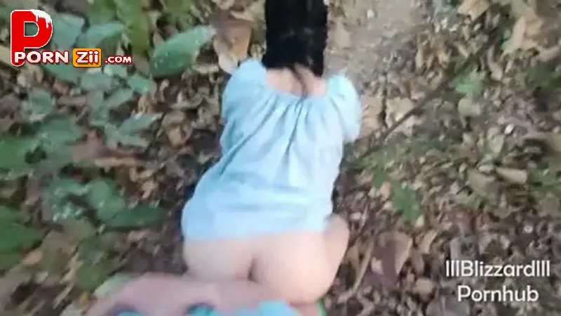 คลิปหลุดทางบ้าน เย็ดกันในป่า หนุ่มเงี่ยนควย ชวนพี่สาวนมโตข้างบ้าน ไปเล่นจ้ำจี้ในป่า งัดควยออกให้อม เอามันส์ซะแตกใน เข้ารูหีไปเลย