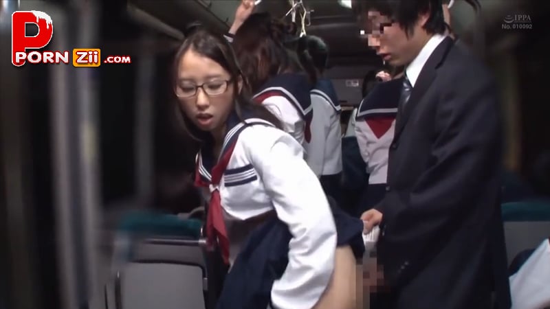 หนังโป๊นักเรียน ญี่ปุ่น Japan xxx โดนหนุ่มออฟฟิศ ตามขึ้นรถ ไปแอบเล่นหี แต่เคลิ้มลงไปคุกเข่า อมควย เลยจับ เย็ดต่อหน้า เพื่อนๆซะเลย