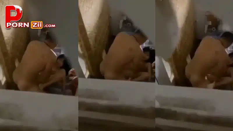 คลิปหลุดแอบถ่าย หนุ่มจีน เย็ดหี สาวไทยxxx จ้างมาทำงานที่ร้านแล้วหลอกให้ เสียสาว จับแก้ผ้า ให้ดูดควย เย็ดแรง ดังมากจนเมียเดินมาเห็น